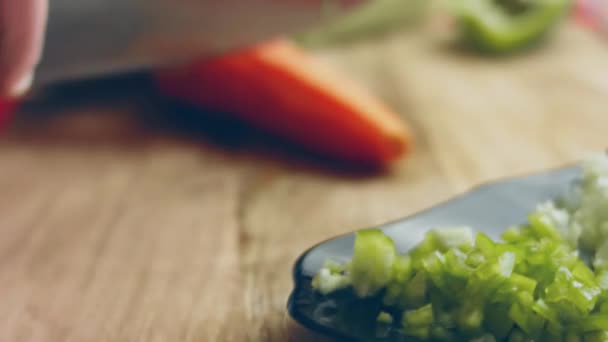 Kokken Skærer Gulerødder Til Salat Med Skarp Kniv Mandlige Kok – Stock-video