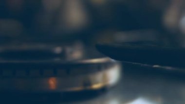 Siyah arka planda fırın ocağını açıyorum. Mutfak ocağı açılıyor. Ateşe yaklaş. Soba ocağında doğal gaz iltihabı, yakın görüş. Mutfak gaz sobasından gaz yanıyor..