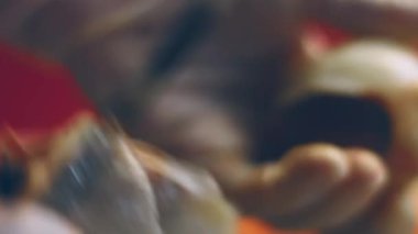 Aşçı soğanı çok hoş bir atmosferde soyar. 4k görüntü görüntü tarifi.