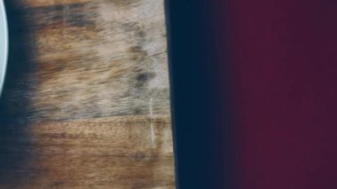 Aşçı çok hoş bir atmosferde kabağı kesti. 4k görüntü görüntü tarifi.