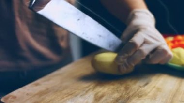 Aşçı patatesleri çok hoş bir atmosferde kesti. 4k görüntü görüntü tarifi.