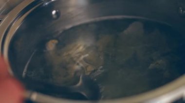 Kaynar suya sığır eti dök. 4k görüntü görüntü tarifi.