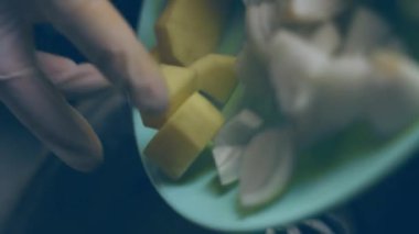 Kaynatmak için sebze koydum. Kremalı çorba hazırlarım. 4k görüntü görüntü tarifi.