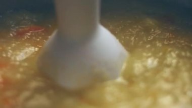 Kaynamış sebze, havuç, balkabağı ve soğana çarptım. 4k görüntü görüntü tarifi.