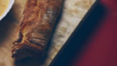 Kremalı çorba tabağını çevir. Yeni anneler için lezzetli kremalı biftek çorbası. 4k video tarifi.