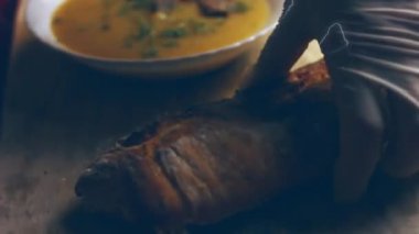 Yeni anneler için leziz bir sığır eti kremalı çorba cadı eti. 4k video tarifi.