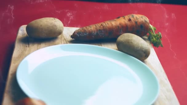 Cuisinier Épluche Carotte Dans Une Atmosphère Très Agréable Cinématographie Vidéo — Video