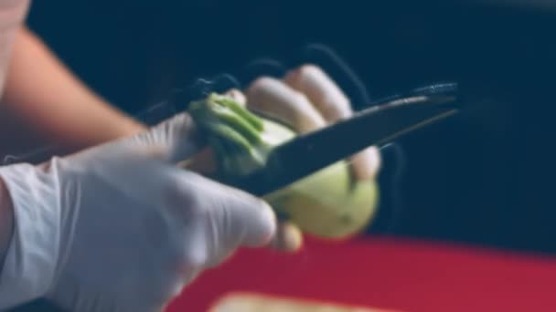 厨师在非常愉快的气氛中切碎了西葫芦 4K电影胶片配方 — 图库视频影像
