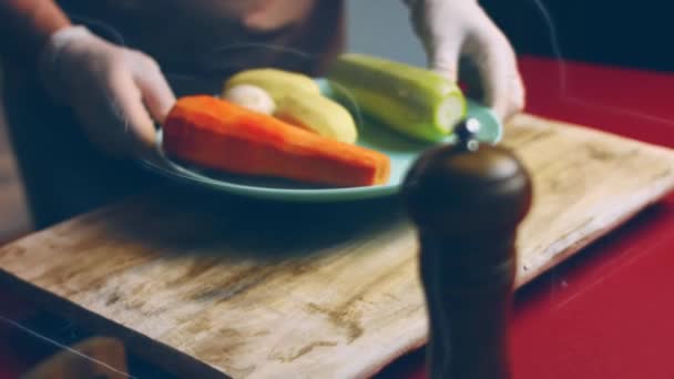 Cuisinier Coupé Les Courgettes Dans Une Atmosphère Très Agréable Cinématographie — Video