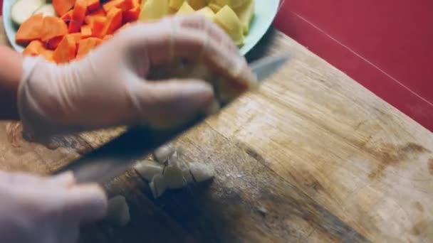 요리사는 분위기에서 양파를 썰었다 비디오 레시피 — 비디오