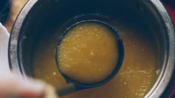 Γυρίστε Πιάτο Σούπα Κρέμα Νόστιμο Εύκολο Σούπα Κρέμας Βοείου Κρέατος — Αρχείο Βίντεο