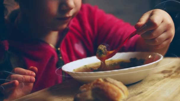 儿童味道鲜美的牛肉奶油汤巫婆为新妈妈的牛肉肉 4K视频配方 — 图库视频影像