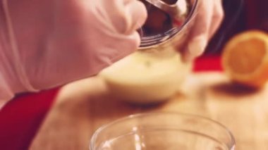 Bir mayonez sıvısının kabın içine akışını yakından çek. Plastik spatula kullanarak mayonez sıvısını yaymak. Depo kutusuna bir sürü mayonez sıvısı döküyorum. Gıda Üretimi.