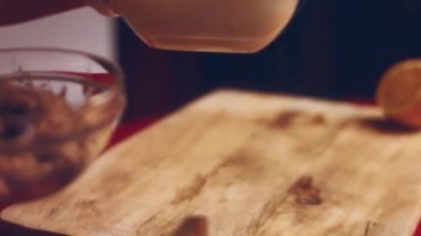 Bir mayonez sıvısının kabın içine akışını yakından çek. Plastik spatula kullanarak mayonez sıvısını yaymak. Depo kutusuna bir sürü mayonez sıvısı döküyorum. Gıda Üretimi.