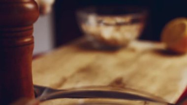 Ahşap bir tahtanın üzerinde bıçakla haşlanmış yumurtaları halkalara ayır. Adım adım altın para yumurta tarifi.