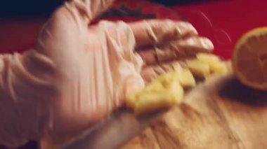 Kadın elleri taze olgun ananas meyvesi keser ve sağlıklı kahvaltı içeceği yapmak için evdeki mutfakta kaseye koyar. ev yemeği