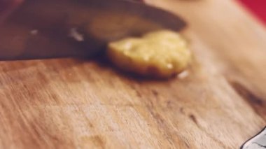 Kadın elleri taze olgun ananas meyvesi keser ve sağlıklı kahvaltı içeceği yapmak için evdeki mutfakta kaseye koyar. ev yemeği