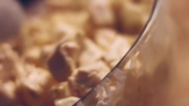 Bayanlar Caprice Salatası Ananas şeklinde. Rus mutfağı 4k video tarifi.