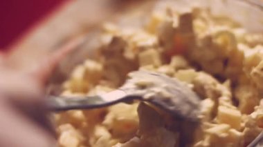 Bayanlar Caprice Salatası Ananas şeklinde. Rus mutfağı 4k video tarifi.