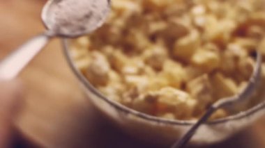 Bayanlar Caprice Salatası Ananas şeklinde. Rus mutfağı 4k video tarifi.