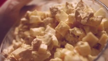 Bayanlar Caprice Salatası Ananas şeklinde. Rus mutfağı 4k video tarifi.