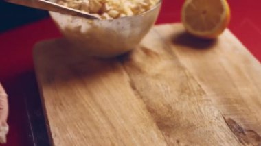 Bayanlar Caprice Salatası Ananas şeklinde. Rus mutfağı 4k video tarifi.