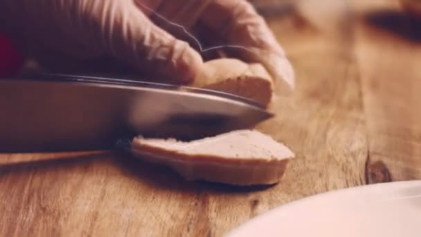 Close Cozinheiro Chef Mãos Mulher Corta Carne Crua Peito Frango — Vídeo de Stock