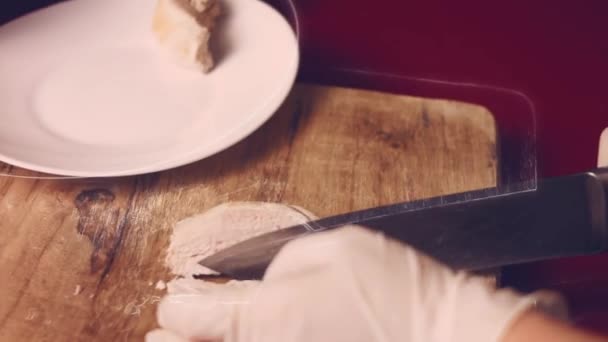 Közelkép Szakács Kéz Vágja Nyers Hús Csirke Mell Egy Fórumon — Stock videók