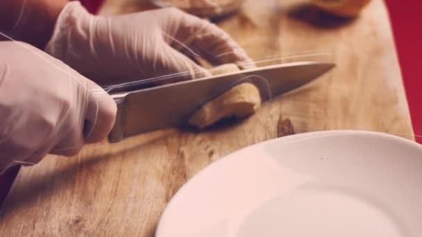 Îndeaproape Bucătar Bucătar Mâini Femeie Taie Carne Brută Piept Pui — Videoclip de stoc