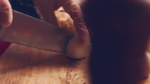 Corten Los Huevos Cocidos Los Anillos Con Cuchillo Tabla Madera — Vídeos de Stock