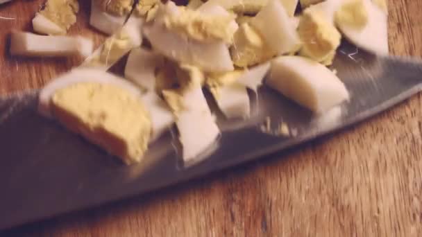 Snijd Gekookte Eieren Ringen Met Een Mes Een Houten Plank — Stockvideo