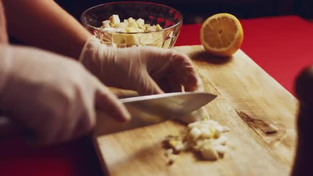 Corten Los Huevos Cocidos Los Anillos Con Cuchillo Tabla Madera — Vídeo de stock