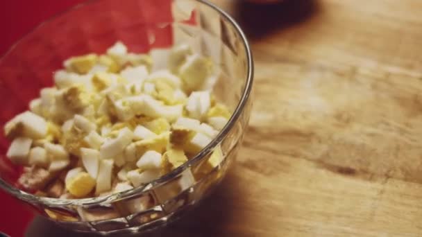 Redução Ferveu Ovos Anéis Com Uma Faca Uma Tábua Madeira — Vídeo de Stock