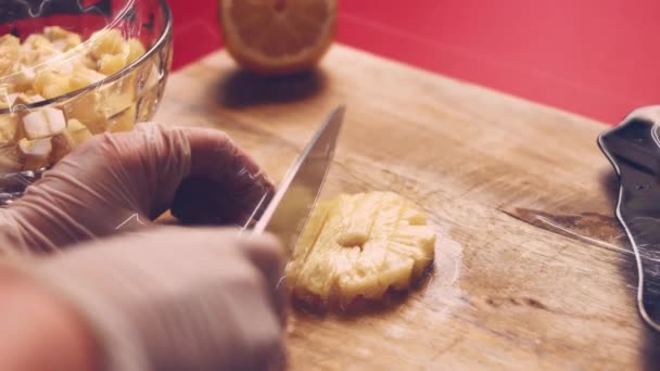 Kobiety Ręce Wyciąć Świeże Dojrzałe Owoce Ananasowe Umieścić Misce Kuchni — Wideo stockowe