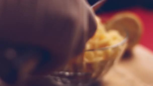 Резание Сыра Аккуратно Аккуратно Отличный Способ Резать Сыр Хороший Завтрак — стоковое видео