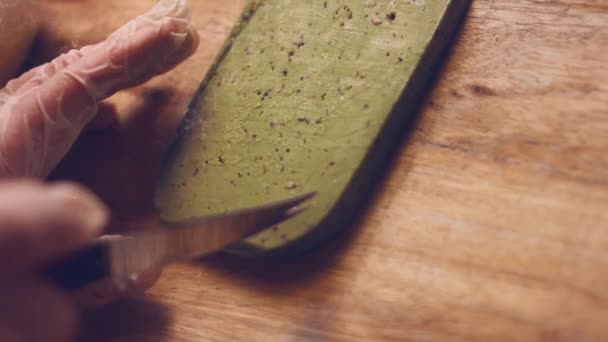等高線効果Od葉の形で緑のチーズをカット — ストック動画
