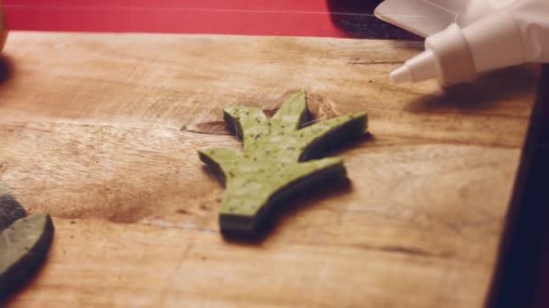 Κόψτε Πράσινο Τυρί Στο Σχήμα Ενός Φύλλου — Αρχείο Βίντεο