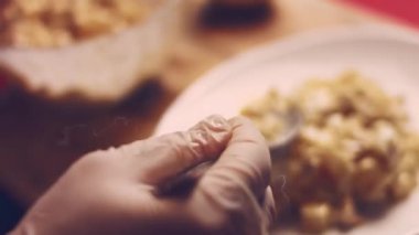 Bayanlar Caprice Salatası Ananas şeklinde. Rus mutfağı 4k video tarifi.
