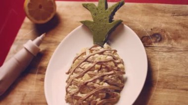 Bayanlar Caprice Salatası Ananas şeklinde. Rus mutfağı 4k video tarifi.