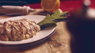 Bayanlar Caprice Salatası Ananas şeklinde. Rus mutfağı 4k video tarifi.