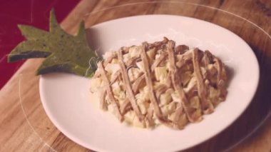 Bayanlar Caprice Salatası Ananas şeklinde. Rus mutfağı 4k video tarifi.