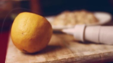 Bayanlar Caprice Salatası Ananas şeklinde. Rus mutfağı 4k video tarifi.