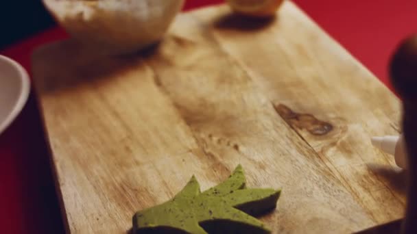 Κόψτε Πράσινο Τυρί Στο Σχήμα Ενός Φύλλου — Αρχείο Βίντεο