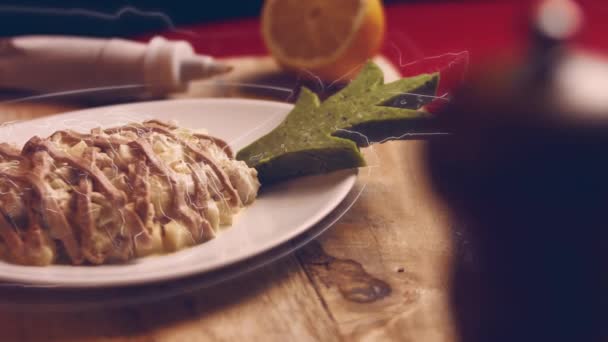 女性カプリスサラダはパイナップルの形で ロシア料理4Kビデオレシピ — ストック動画