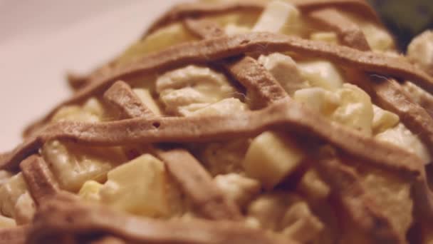 Ladies Caprice Salat Form Von Pinapple Russische Küche Video Rezept — Stockvideo