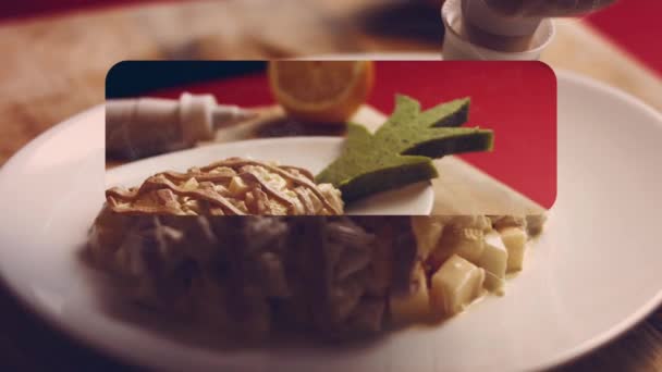 女性カプリスサラダはパイナップルの形で ロシア料理4Kビデオレシピ — ストック動画