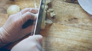 Soğanı ince kes. 4k video tarifi.