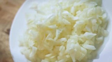 Soğanı ince kes. 4k video tarifi.