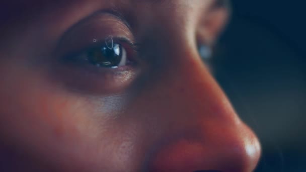 Красивые Женские Глаза Плачут Открываются Макро Видео — стоковое видео