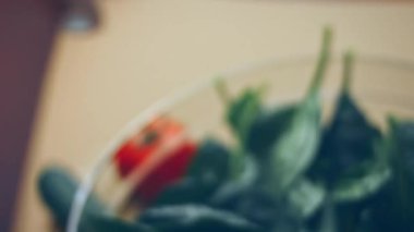 Ispanağı şeffaf bir kaseye koydum. 4k video tarifi.